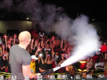 Gebruik van een CO2 gun door een dj op een podium tijdens een muziekshow