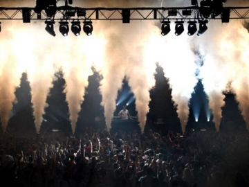 CO2 effecten op een podium tijdens een grote show, festival of evenement