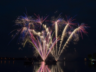 Xena Vuurwerk verzorgt vuurwerkshows van groot tot klein. Met ruim 15 jaar ervaring weten wij bij elke gelegenheid een passende vuurwerkshow neer te zetten