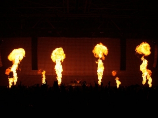Xena Vuurwerk beschikt over stageflame vlammachines waarmee grote vlammen op het podium kunnen worden gecreëerd